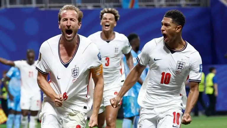 2026年世界杯：英格兰2-1击败刚果民主共和国，哈里·凯恩在最后时刻打入两球，帮助三狮军团逆转并晋级16强